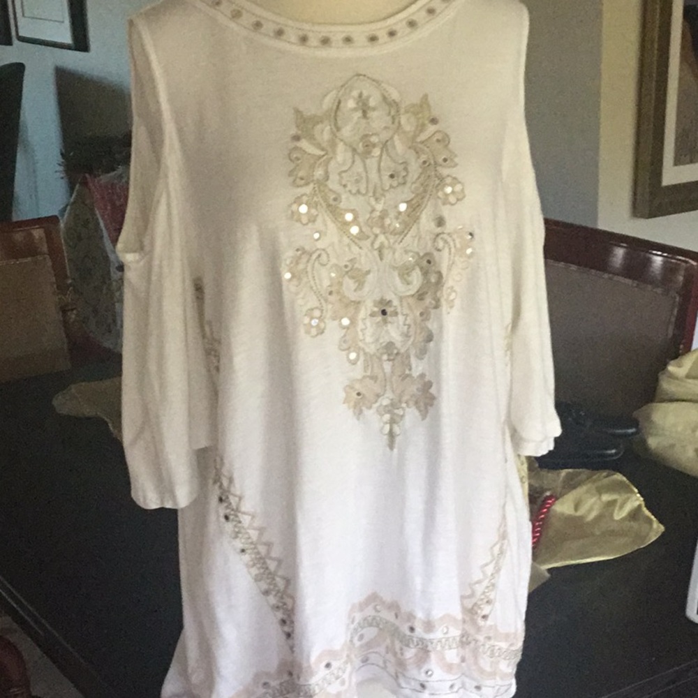 Great top for travel. 3/4 length sleeves